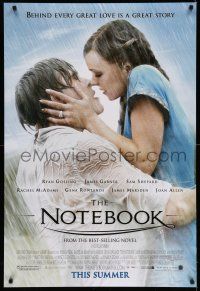 9c523 NOTEBOOK advance DS 1sh '04 romantic close up of Ryan Gosling & Rachel McAdams in rain!
