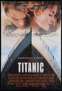 9c757 TITANIC DS 1sh '97 great romantic image of Leonardo DiCaprio & Kate Winslet!