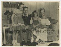 9d152 BETTY GRABLE/HARRY JAMES deluxe 11x14 still '50s at home with daughters Victoria & Jessica!