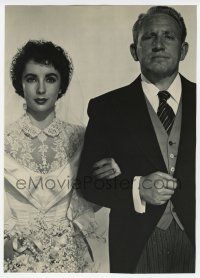 9d262 FATHER OF THE BRIDE RE-STRIKE 10x14 still '60s Elizabeth Taylor arm-in-arm w/ Spencer Tracy!