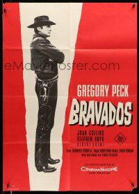 9g427 BRAVADOS German '58 different full-length image of cowboy Gregory Peck with gun!