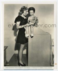 9h098 ANNE GWYNNE/BABY SANDY 8x10 still '41 the tiny postman delivers her a Valentine card!