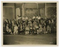 9h586 LOVER'S ISLAND candid 8.25x10 still '25 great photo of cast & crew posed in huge room!