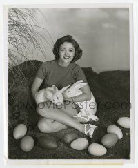 9h618 MARTHA VICKERS 8x10 still '47 c/u sitting with two Easter bunnies & giant eggs by Richee!