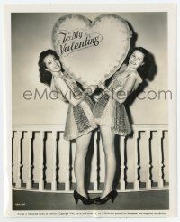 9h713 PEGGY MORAN/HELEN PARRISH 8x10 still '40 with matching dresses & big Valentine's Day card!