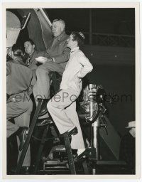 9h843 SONG OF LOVE deluxe candid 8x10.25 still '47 Katharine Hepburn & director on ladder check set!