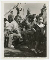 9h850 SPARTACUS candid 8.25x10 still '60 Laurence Olivier & Jean Simmons watch little girl on set!