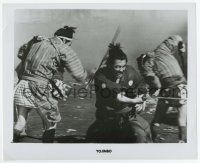 9h983 YOJIMBO 8.25x10 still R70s Akira Kurosawa, samurai Toshiro Mifune fighting with sword!