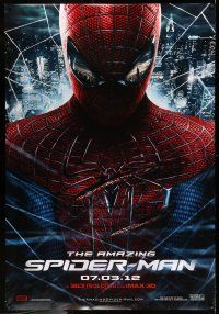 9j430 AMAZING SPIDER-MAN DS bus stop '12 portrait of Andrew Garfield in title role over city!