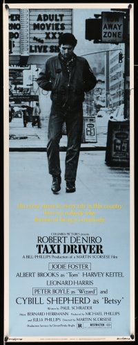 9t796 TAXI DRIVER insert '76 Robert De Niro walking alone, directed by Martin Scorsese!