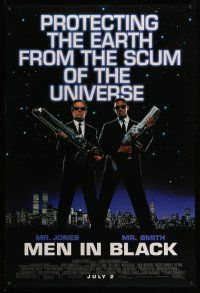 9w482 MEN IN BLACK advance DS 1sh '97 Will Smith & Tommy Lee Jones protecting the Earth!