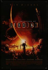 1c159 CHRONICLES OF RIDDICK DS 1sh '04 great sci-fi image of Vin Diesel and huge army!