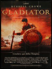 1g591 GLADIATOR French 1p '00 close up of kneeling Russell Crowe, directed by Ridley Scott!