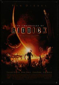 1k134 CHRONICLES OF RIDDICK DS 1sh '04 great sci-fi image of Vin Diesel and huge army!