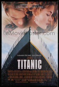 1k779 TITANIC DS 1sh '97 great romantic image of Leonardo DiCaprio & Kate Winslet!