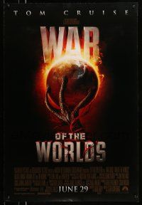 1k821 WAR OF THE WORLDS advance DS 1sh '05 Spielberg, alien hand holding Earth, white title design