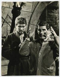1m147 BECKET deluxe candid 7.75x9.75 still '64 director Glenville goes over scene w/O'Toole by Penn!