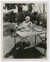 1m411 GUY KIBBEE 8x10.25 still '50s smiling big while taking a tea break on the outdoor movie set!
