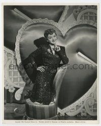 1m448 HOLIDAY INN deluxe 8x9.75 key book still '42 Virginia Dale posing in front of giant heart!