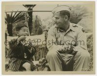1m889 TEAHOUSE OF THE AUGUST MOON candid 8x10.25 still '56 Glenn Ford on set w/young Japanese boy!