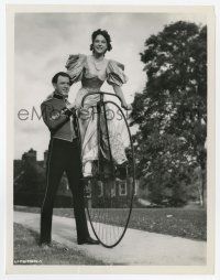 1m337 FOUR FEATHERS candid English 7.75x10 still '39 Clements teaches June Duprez to ride a bike!