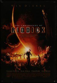 2c161 CHRONICLES OF RIDDICK DS 1sh '04 great sci-fi image of Vin Diesel and huge army!