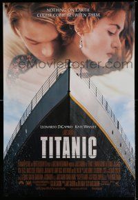 2c772 TITANIC DS 1sh '97 great romantic image of Leonardo DiCaprio & Kate Winslet!