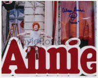 2d0666 AILEEN QUINN signed color 8x10 REPRO still '90s great far shot sitting on the Annie title!