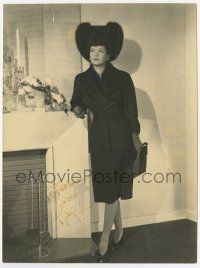 2d0518 KAY FRANCIS signed deluxe 7x9.25 still '30s full-length in cool outfit & hat by fireplace!