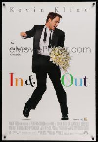 2r386 IN & OUT 1sh '97 Frank Oz, great image of Kevin Kline dancing w/flowers!
