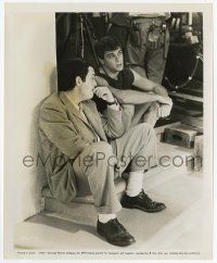 2s840 SPARTACUS candid 8.25x10 still '60 Stanley Kubrick relaxing while chatting with Tony Curtis!
