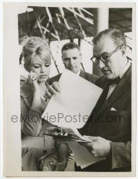 2s912 TODAY SHOW 7x9 news photo '59 Dave Garroway confers with sexy Brigitte Bardot during strike!