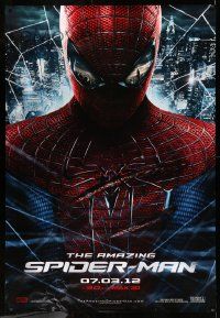 3c296 AMAZING SPIDER-MAN DS bus stop '12 portrait of Andrew Garfield in title role over city!