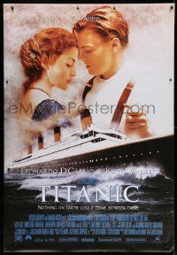3c095 TITANIC 40x58 commercial poster '97 Leonardo DiCaprio holds Kate Winslet!