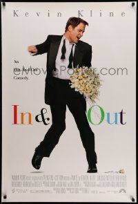 3r897 IN & OUT 1sh '97 Frank Oz, great image of Kevin Kline dancing w/flowers!