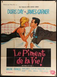 3y969 THRILL OF IT ALL French 1p '63 different Siry art of Doris Day & James Garner about to kiss!