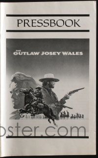 4a823 OUTLAW JOSEY WALES pressbook '76 Clint Eastwood is an army of one, cool double-fisted art!