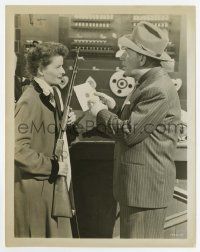4d003 PAT & MIKE 8x10.25 still '52 Spencer Tracy is amazed at Katharine Hepburn's eagle eye!