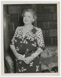 4d284 ETHEL BARRYMORE 7.25x9 news photo '40s great full-length close up in library at home!