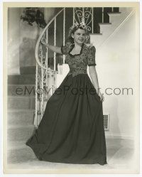 4d364 JUDY GARLAND 8x10.25 still '39 full-length smiling c/u in pretty floral dress by stairs!