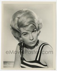 4d464 SHIRLEY MACLAINE 8.25x10.25 still '64 sexy portrait with blonde hair from Yellow Rolls-Royce!