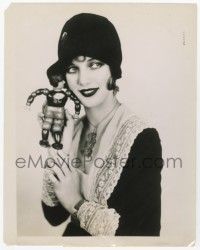 4d383 LORETTA YOUNG 8x10.25 news photo '27 incredible youthful portrait with football player doll!