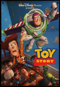 4k924 TOY STORY DS 1sh '95 Disney/Pixar cartoon, Buzz Lightyear flying over Woody, Bo Peep, more!
