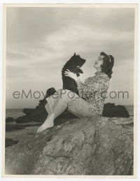 4s030 ANN RUTHERFORD deluxe 10x13 still '40s c/u playing with her Scottish terrier at the beach!