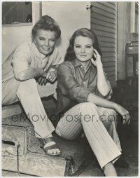 4s110 GUESS WHO'S COMING TO DINNER candid deluxe 11x14 still '67 Katharine Hepburn & niece Houghton