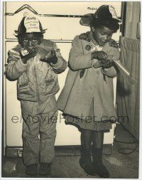 4s168 MMM... GOOD deluxe 11x14 news photo '50s black kids by Philips refrigerator with Maytag hats!