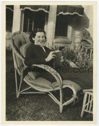 4s196 ROSALIND RUSSELL deluxe 10x13 still '40s outdoors relaxing with a book at home by Graybill!