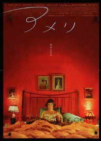 4t671 AMELIE Japanese '01 Jean-Pierre Jeunet, image of Audrey Tautou in bed under huge red wall!