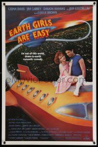 4w269 EARTH GIRLS ARE EASY 1sh '89 great image of Geena Davis & alien Jeff Goldblum on space ship!