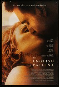 4w286 ENGLISH PATIENT 1sh '97 close-up image of Ralph Fiennes and Kristin Scott Thomas kissing!